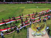 Semarak Kirab Merah Putih, Ribuan Warga Semarang Peringati Hari Pahlawan 2025