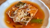 Kalau mau sayuran, coba pesan Mun Tahu Susu Aneka Jamur (Rp 48.000). Seporsinya terdiri dari 4 potong tahu susu yang lembut dengan topping jamur enoki, irisan jamur kancing, dan sayuran hijau mirip bayam Jepang. Foto: Andi Annisa DR/detikfood