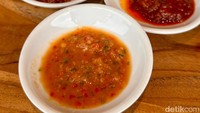 Sentosa Senayan punya chili bar. Pengunjung bisa meracik dan mengambil sambal sendiri sesuai selera. Pilihannya ada Sambal Rumah, Sambal Bawang, Sambal Fikri, dan Sambal Istri. Foto: Andi Annisa DR/detikfood