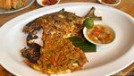 Sedap! Ikan Bakar 2 Rasa dan Kepiting Telur Asin di Resto Seafood Tengah Kota