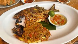 Sedap! Ikan Bakar 2 Rasa dan Kepiting Telur Asin di Resto Seafood Tengah Kota