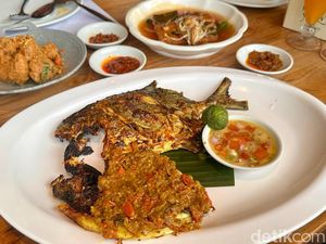 Sedap! Ikan Bakar 2 Rasa dan Kepiting Telur Asin di Resto Seafood Tengah Kota