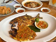 Sedap! Ikan Bakar 2 Rasa dan Kepiting Telur Asin di Resto Seafood Tengah Kota