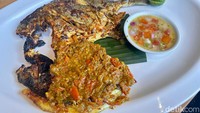 Ikan Bakar 2 Rasa pesanan kami punya berat 650 gram dengan harga sekitar Rp 253.500. Namun ada diskon sekitar 20%. Satu sisi ikan diberi bumbu manis kecap dan sis lainnya dibaluri bumbu pedas dari sambal rica rica. Foto: Andi Annisa DR/detikfood