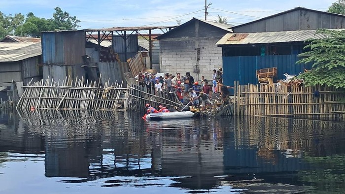 Seorang pria berinisial PBR (33) tewas akibat usai tercebur di Kali Cakung kawasan Cilincing, Jakarta Utara (Jakut). Korban tercebur saat akan mandi. (dok Damkar Jakut)