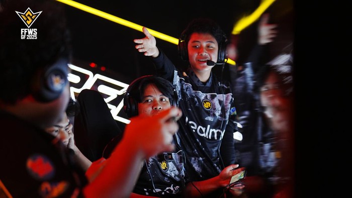 RRQ Kazu sukses memberikan penampilan gemilang di babak knockout stage FFWS Global Finals 2025. Mereka menutup babak ini sebagai pemuncak klasemen dan dinyatakan lolos ke grand final.