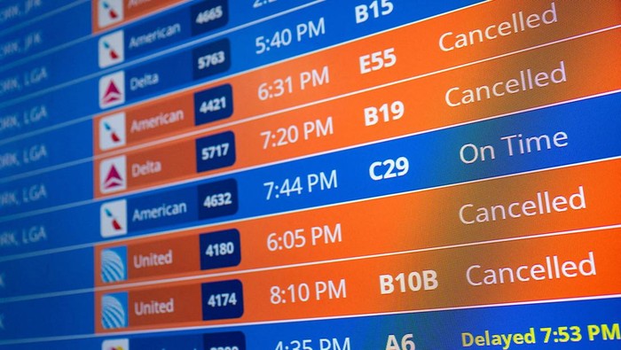 Travelers wait for their flights at Ronald Reagan Washington National Airport, more than a month into the ongoing U.S. government shutdown, in Arlington, Virginia, U.S., November 9, 2025. REUTERS/Annabelle Gordon