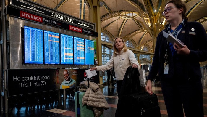 Travelers wait for their flights at Ronald Reagan Washington National Airport, more than a month into the ongoing U.S. government shutdown, in Arlington, Virginia, U.S., November 9, 2025. REUTERS/Annabelle Gordon