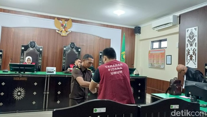 I Gde Aris Chandra Widianto, salah satu terdakwa kasus pembunuhan Brigadir Muhammad Nurhadi saat mengikuti sidang di PN Mataram, Senin (10/11/2025).