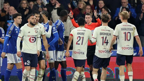 Soccer Football - Ligue 1 - RC Strasbourg v Lille - Stade de la Meinau, Strasbourg, France - November 9, 2025 Lilles Calvin Verdonk is shown a red card by referee Francois Letexier REUTERS/Christian Hartmann