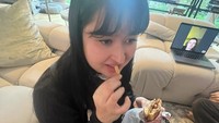 Sesekali Stephanie juga lebih senang makan di rumah. Ia memilih burger melalui layanan pesan antar untuk menikmati waktu berkumpul bersama teman-teman di rumah. Foto: Instagram/stephaniepoetri