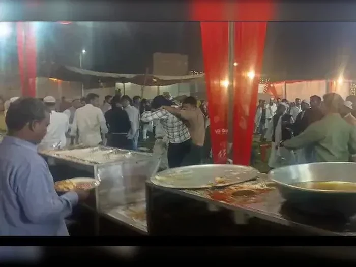 Suasana pernikahan yang ricuh saat tamu undangan berebut ayam goreng.