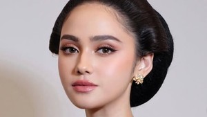 Meski makeup-nya dikerjakan super buru-buru, hasil akhir Syifa Hadju tetap flawless dan elegan banget! Foto: Instagram/@thebridestory