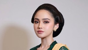 Syifa Hadju tampil menawan dalam kebaya hijau emerald saat jadi bridesmaid di pernikahan sahabatnya, Luna Shabrina. Foto: Instagram/@thebridestory