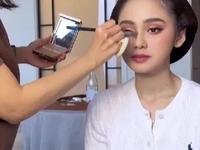 Syifa Hadju sedang makeup.