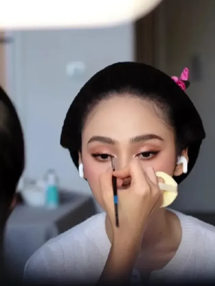 Syifa Hadju sedang makeup.