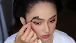 Dengan rambut sanggul rapi dan selendang kuning di bahu, Syifa Hadju sukses pancarkan pesona ‘bridesmaid goals’! Foto: Instagram loritayoung_mua