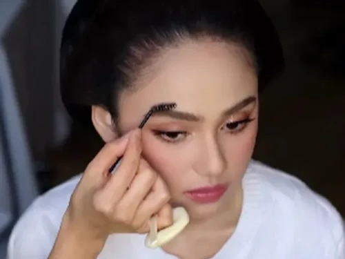 Syifa Hadju sedang makeup.