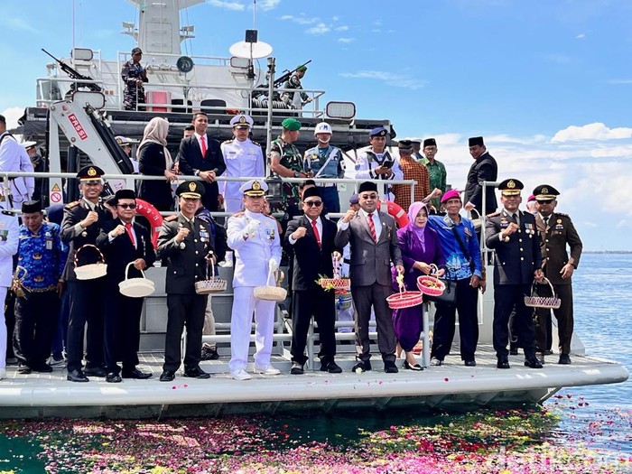 Tabur bunga kenang KRI Nanggala di momen Hari Pahlawan