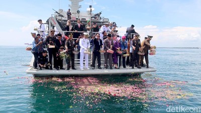 Tabur Bunga Kenang KRI Nanggala di Momen Hari Pahlawan