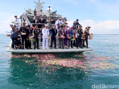 Tabur Bunga Kenang KRI Nanggala di Momen Hari Pahlawan