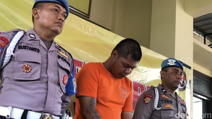 Tampang buronan kasus penganiayaan dihadirkan dalam konferensi pers di Mapolsek Jetis, Senin (10/11).