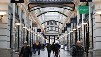 Orang-orang berjalan melalui pusat perbelanjaan De Passage, Den Haag. Meskipun bukan ibu kota resmi, kota ini menjadi rumah bagi istana kerajaan, parlemen Belanda (Binnenhof), dan Mahkamah Internasional. REUTERS/Piroschka Van De Wouw