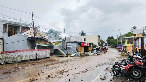 Tiang listrik roboh diterjang angin puting beliung di Desa Maria, Kecamatan Wawo, Kabupaten Bima, NTB, Senin, (10/11/2025).