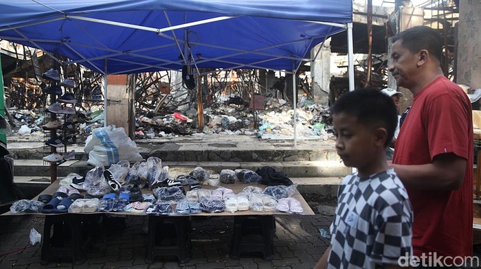 Tiga bulan pascakebakaran yang melanda Pasar Taman Puring, Jakarta Selatan, para pedagang masih berjuang untuk bertahan hidup di tengah ketidakpastian.
Di sepanjang halaman pasar dan jalur pedestrian, tampak deretan lapak darurat yang terbuat dari tenda dan terpal sederhana.