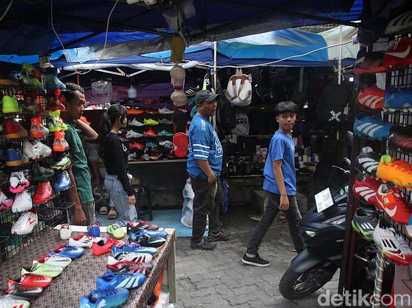 Tiga Bulan Usai Kebakaran, Pedagang Pasar Puring Bertahan di Pinggir Jalan