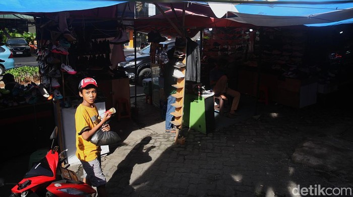 Tiga Bulan Usai Kebakaran, Pedagang Pasar Puring Bertahan di Pinggir Jalan Tiga bulan pascakebakaran yang melanda Pasar Taman Puring, Jakarta Selatan, para pedagang masih berjuang untuk bertahan hidup di tengah ketidakpastian.
Di sepanjang halaman pasar dan jalur pedestrian, tampak deretan lapak darurat yang terbuat dari tenda dan terpal sederhana.