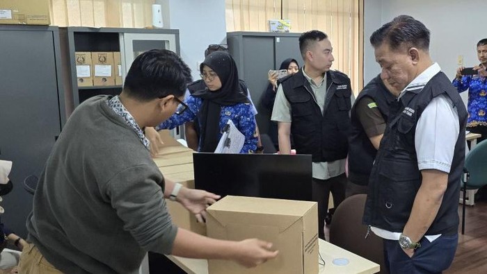 Tim Kejari Jaktim menggeledah Kantor Pemkot Jaktim untuk mengusut kasus dugaan korupsi proyek pengadaan mesin jahit senilai Rp 9 miliar. (Antara/Siti N)