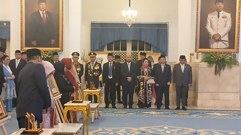 Titiek dan Didit di penganugerahan gelar pahlawan untuk Soeharto (Eva/detikcom)