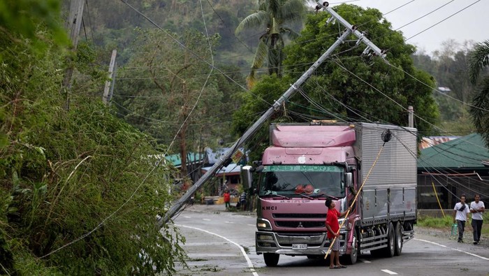 Topan Fung-wong menerjang sejumlah wilayah di Filipina bagian utara, menyebabkan kerusakan infrastruktur dan gangguan aktivitas warga, Senin (10/11/2025).
Di beberapa daerah seperti Isabela, Nueva Vizcaya, dan Santiago, tiang listrik dilaporkan roboh, menimpa jalan dan menghambat lalu lintas kendaraan. REUTERS/Eloisa Lopez