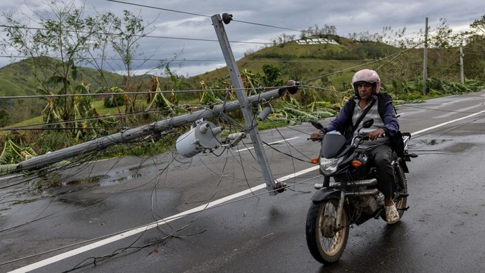 Topan Fung-wong menerjang sejumlah wilayah di Filipina bagian utara, menyebabkan kerusakan infrastruktur dan gangguan aktivitas warga, Senin (10/11/2025).
Di beberapa daerah seperti Isabela, Nueva Vizcaya, dan Santiago, tiang listrik dilaporkan roboh, menimpa jalan dan menghambat lalu lintas kendaraan. REUTERS/Eloisa Lopez