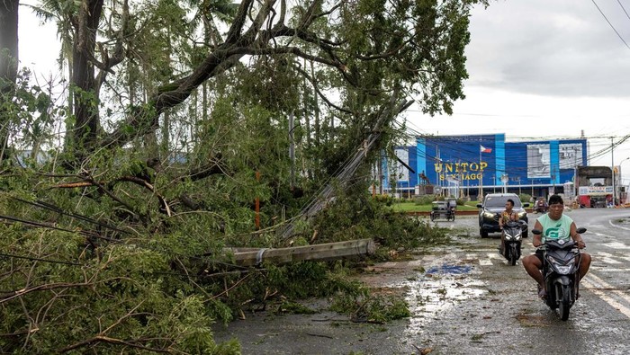 Topan Fung-wong menerjang sejumlah wilayah di Filipina bagian utara, menyebabkan kerusakan infrastruktur dan gangguan aktivitas warga, Senin (10/11/2025).
Di beberapa daerah seperti Isabela, Nueva Vizcaya, dan Santiago, tiang listrik dilaporkan roboh, menimpa jalan dan menghambat lalu lintas kendaraan. REUTERS/Eloisa Lopez