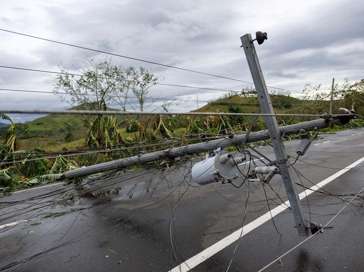 Topan Fung-wong Terjang Filipina, Tiang Listrik Roboh dan Jalanan Lumpuh