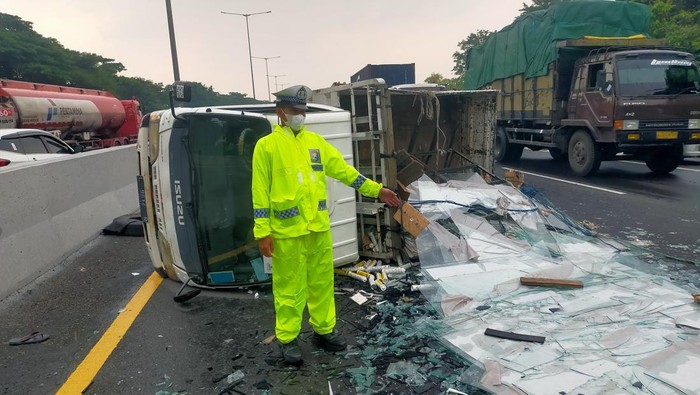 Truk muat kaca terguling di Tol Sidoarjo gegara ban pecah