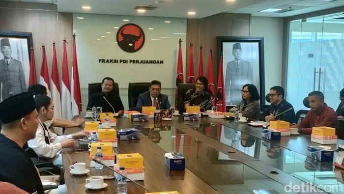 Pengurus Vibrasi Suara Indonesia (VISI) yang dipimpin Armand Maulana dan Nazril Irham (Ariel NOAH) melakukan audiensi dengan Fraksi PDIP DPR RI, Senin (10/11/2025).