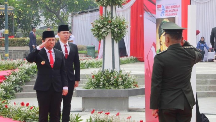 Wagub Jatim Emil Dardak saat upacara Hari Pahlawan 2025