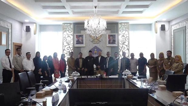 Wakil Wali Kota Sudirman menggelar dialog bersama pengusaha hotel se-Kota Kendari. Dokumen Istimewa Wakil Wali Kota Sudirman menggelar dialog bersama pengusaha hotel se-Kota Kendari. Dokumen Istimewa