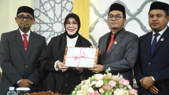 Wali Kota Banda Aceh, Illiza, serahkan Raqan APBK 2026 ke DPRK Banda Aceh. (Dok Pemkot Banda Aceh)