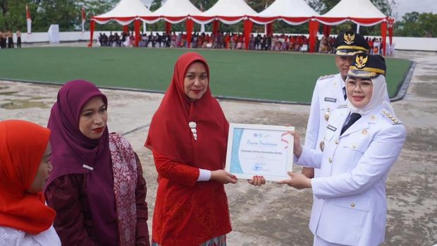 Wali Kota Kendari Siska Karina Imran memimpin upacara HUT ke-80 RI lingkup Pemkot Kendari. Dokumen Istimewa Wali Kota Kendari Siska Karina Imran memimpin upacara HUT ke-80 RI lingkup Pemkot Kendari. Dokumen Istimewa