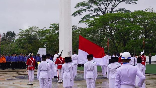 Wali Kota Kendari Siska Karina Imran memimpin upacara HUT ke-80 RI lingkup Pemkot Kendari. Dokumen Istimewa Wali Kota Kendari Siska Karina Imran memimpin upacara HUT ke-80 RI lingkup Pemkot Kendari. Dokumen Istimewa