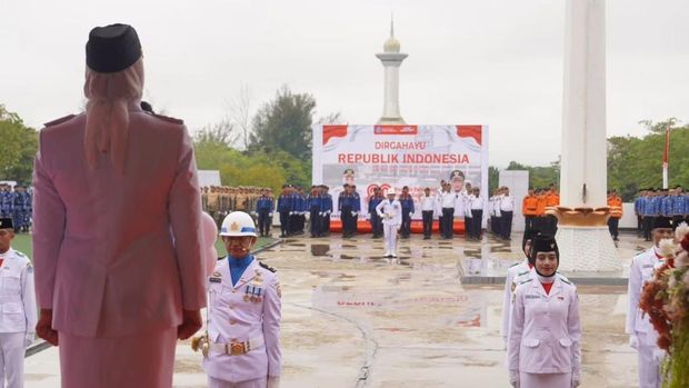 Wali Kota Kendari Siska Karina Imran memimpin upacara HUT ke-80 RI lingkup Pemkot Kendari. Dokumen Istimewa Wali Kota Kendari Siska Karina Imran memimpin upacara HUT ke-80 RI lingkup Pemkot Kendari. Dokumen Istimewa