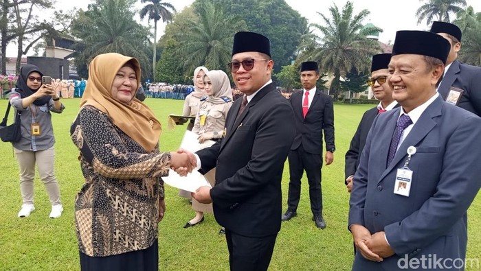 Wali Kota Magelang Damar Prasetyono menyerahkan sertifikat bagi warga terdampak flyover dan semi underpass Canguk di Hari Pahlawan, Senin (10/11/2025).