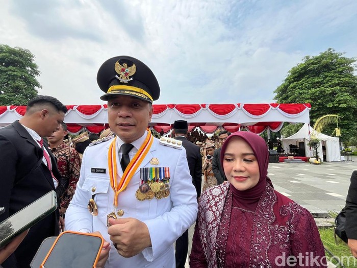 Walkot Eri dan istrinya saat peringatan Hari Pahlawan di Surabaya