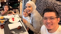 Ia menyempatkan quality time dengan keluarga di tengah kehamilannya ini. Foto: dok instagram Zaskia Sungkar