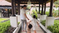 Zaskia Sungkar, Irwansyah dan kedua anaknya menghabiskan waktu bersama di Bali. Foto: dok instagram Zaskia Sungkar
