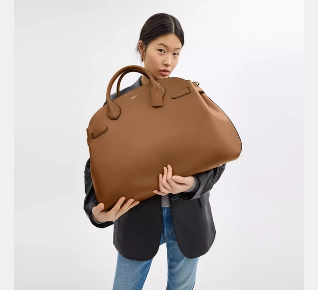 Coach mengalami kebangkitan di pasar fashion-luxury, menjadi brand “accessible luxury” yang relevan. Menempati urutan ke-10, salah satu tasnya yang bernama Soft Empire Carryall 48 memiliki desain yang kuat dan terkesan mewah.  Tas besar (carryall) yang masih chic tetap menjadi pilihan. Di tengah dominasi tas kecil yang menawarkan statement, tas besar yang fungsional masih memiliki tempat di tren sekarang. (Foto: Dok. Coach)